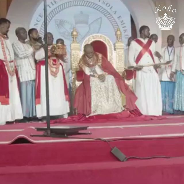 See the moment Prince Tsola Emiko was crowned the 21st Olu of Warri.
The 37-year-old had been announced the new monarch a few weeks ago and was officially crowned today amidst cheers and joy.
Prince Tsola Emiko holds a Master’s degree and majored in International Studies & Political Science at the Case Western Reserve University in Cleveland, Ohio, USA, and also received M.Sc. in Management from same university. 
He had worked in several public and private sector enterprises, ostensibly gaining the foundational knowledge and experience of the vagaries of the Nigerian business environment for what would be his sojourn into the uncertain annals of life as a Nigerian entrepreneur.
Now, he sits on the throne of a long dynasty that stretches back hundreds of years.
#koko #kokotv #kokotvnigeria #OluOfWarri #TsolaEmiko #ObaTsolaEmiko