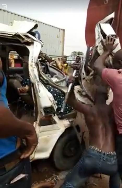 7 Injured And 11 People Burnt Beyond Recognition In Motor Accident On Lagos-Ibadan Highway 4