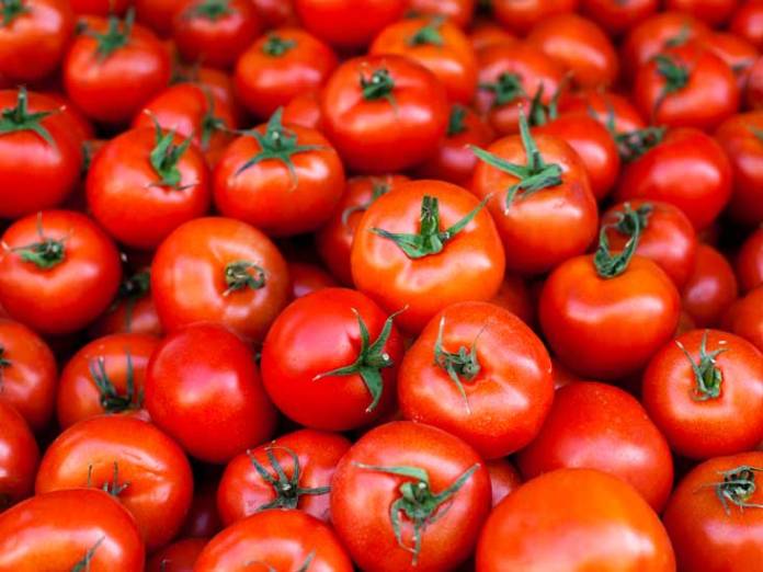 Beauty DIY: How To Remove Pimples Permanently 4 tomato how to remove pimplesimple