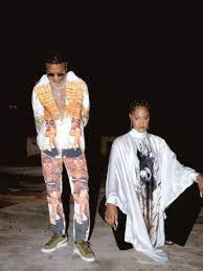 Wizkid Tries To Carry Tems On Stage During Their Performance 